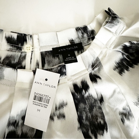 Ann Taylor Ikat Floral Pleat Neck Top Black & White Size Medium - Picture 8 of 10